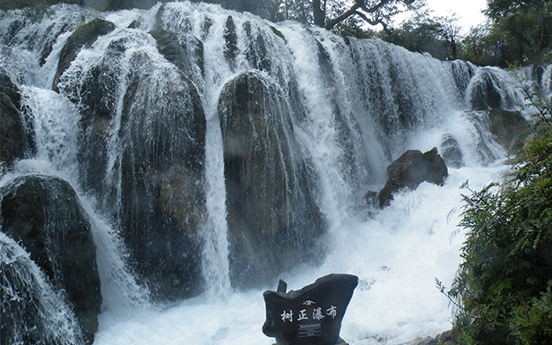 九寨溝，氣勢恢宏的樹正瀑布，水流湍急，清澈。