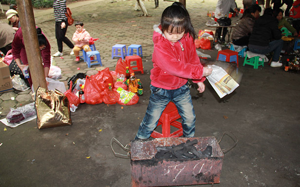 梧桐雨小妹妹在生火，姿勢(shì)可標(biāo)準(zhǔn)了！